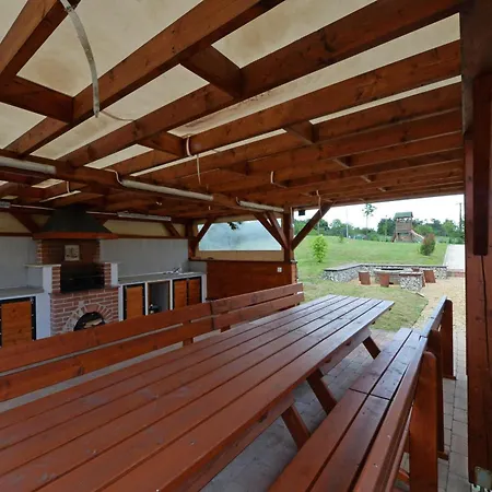 Aranymandula アパート